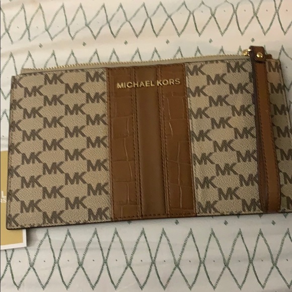 Michael Kors large Jet Set logo zip clutch - Picture 1 of 5